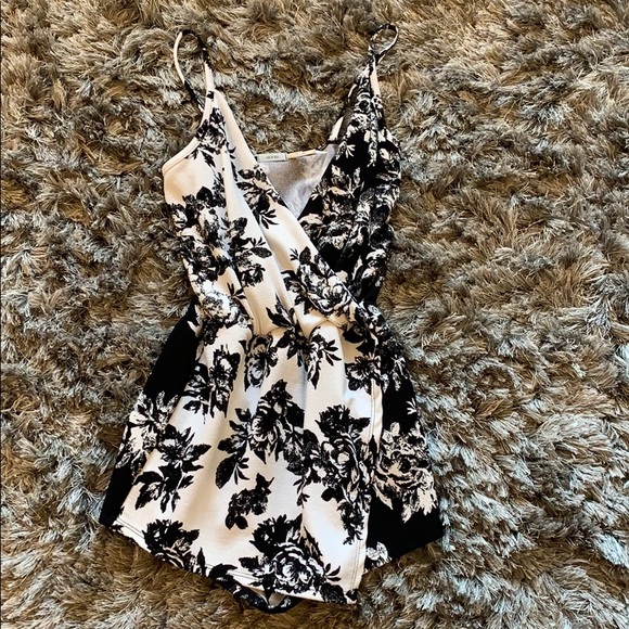 Urban Outfitters Kimchi Blue Floral Romper - Picture 2 of 6